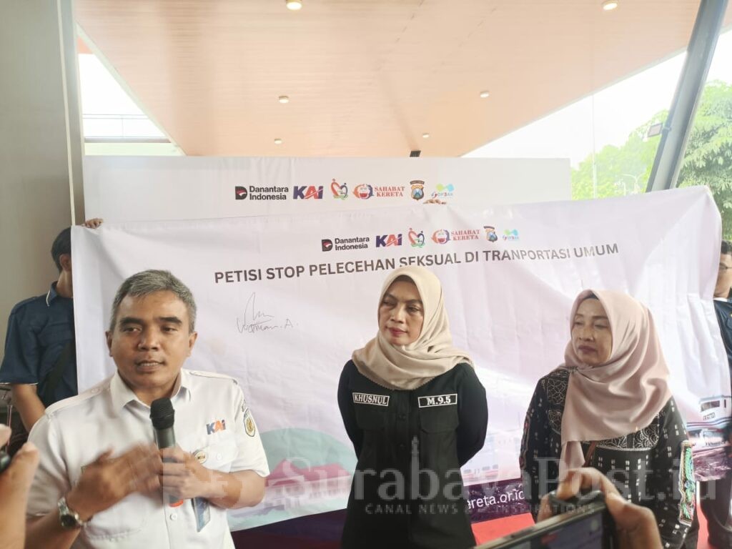 Manager Humas KAI Daop 8 Surabaya, Luqman Arif memberikan keterangan kepada wartawan.