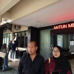 Sahara bersama Moh Zakki selaku kuasa hukumnya saat ditemui awak media di Polresta Malang Kota, Kamis 18 September 2025 malam.