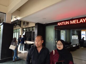 Sahara bersama Moh Zakki selaku kuasa hukumnya saat ditemui awak media di Polresta Malang Kota, Kamis 18 September 2025 malam.