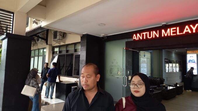 WhatsApp Image 2025-09-20 at 13.35.37 Sahara bersama Moh Zakki selaku kuasa hukumnya saat ditemui awak media di Polresta Malang Kota, Kamis 18 September 2025 malam.