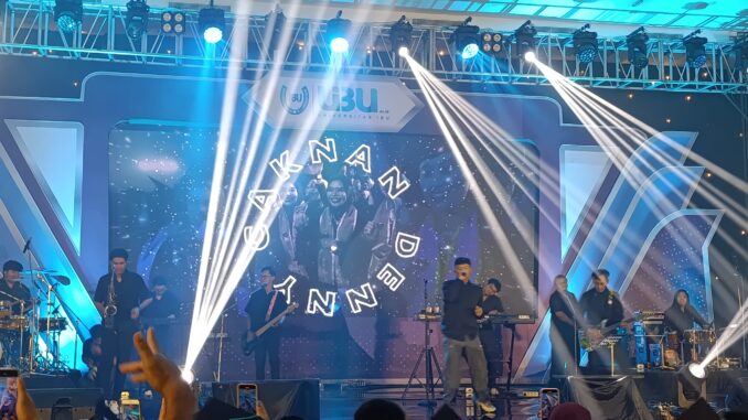 WhatsApp Image 2025-09-20 at 14.53.04 Denny Caknan Goyang Ratusan Wisudawan UIBU Malang, Wisuda Berkonsep Unik Learning 2 Dance The Rain, Kamis (18/9/2025) malam.