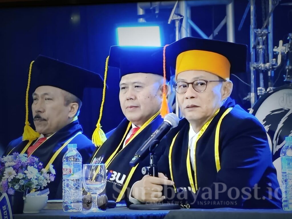 Rektor UIBU, Dr Nurcholis Sunuyeko, M.Si memberikan sambutan dihadapan para wisudawan wisudawati