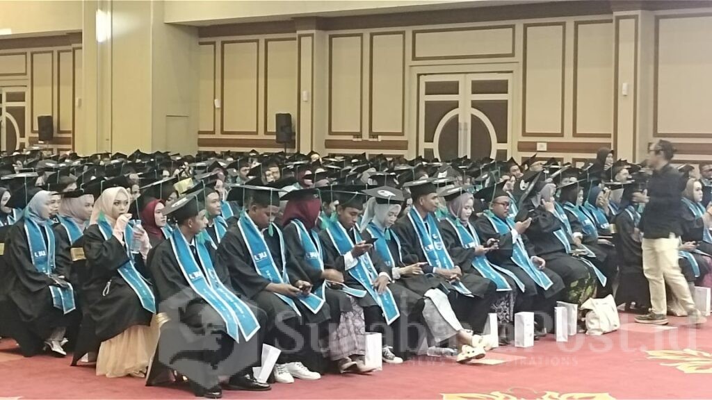 Para wisudawan dan wisudawati UIBU Malang