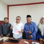 Imam Muslimin (dua dari kanan) bersama istri didampingi Agustian Siagian selaku kuasa hukumnya, menunjukkan bukti aduan, Sabtu (20/9/2025).