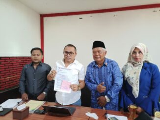 Imam Muslimin (dua dari kanan) bersama istri didampingi Agustian Siagian selaku kuasa hukumnya, menunjukkan bukti aduan, Sabtu (20/9/2025).