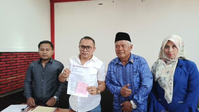 WhatsApp Image 2025-09-20 at 19.54.02 Imam Muslimin (dua dari kanan) bersama istri didampingi Agustian Siagian selaku kuasa hukumnya, menunjukkan bukti aduan, Sabtu (20/9/2025).
