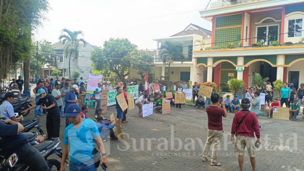 Aksi protes warga Perumahan Puri Cempaka Putih II RW 6, Kelurahan Bumiayu, Kecamatan Kedungkandang terkait PSU. (ist).