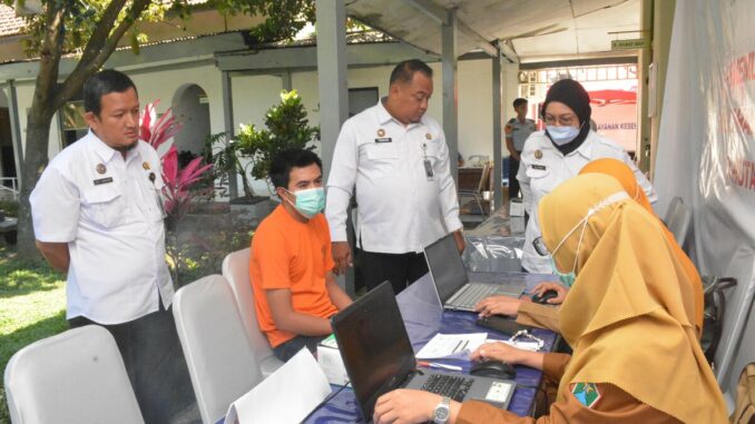 WhatsApp Image 2025-09-22 at 21.33.09 Lapas Kelas 1 Malang Pecahkan Rekor Jawa Timur: 2.454 Warga Binaan Terima Skrining TBC, Senin 22 September 2025. (ist).