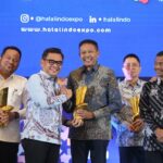 Walikota Malang, Wahyu Hidayat saat menerima penghargaan dari Gubernur Lemhanas TB Hasan Ace Hasan Sadzily dan Menteri Perindustrian Republik Indonesia. (Sumber Prokompim).