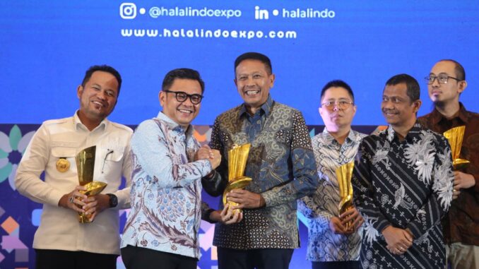 Walikota Malang, Wahyu Hidayat saat menerima penghargaan dari Gubernur Lemhanas TB Hasan Ace Hasan Sadzily dan Menteri Perindustrian Republik Indonesia. (Sumber Prokompim).