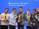 Walikota Malang, Wahyu Hidayat saat menerima penghargaan dari Gubernur Lemhanas TB Hasan Ace Hasan Sadzily dan Menteri Perindustrian Republik Indonesia. (Sumber Prokompim).