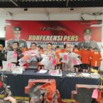 Wakapolresta Malang Kota AKBP Oskar Syamsuddin saat menggelar konferensi pers penetapan 17 tersangka terkait aksi perusakan saat unjuk rasa di sejumlah titik, Jumat (26/9/2025).
