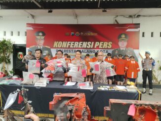 Wakapolresta Malang Kota AKBP Oskar Syamsuddin saat menggelar konferensi pers penetapan 17 tersangka terkait aksi perusakan saat unjuk rasa di sejumlah titik, Jumat (26/9/2025).