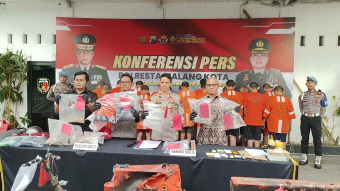 Wakapolresta Malang Kota AKBP Oskar Syamsuddin saat menggelar konferensi pers penetapan 17 tersangka terkait aksi perusakan saat unjuk rasa di sejumlah titik, Jumat (26/9/2025).