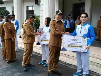 Wali Kota Malang, Wahyu Hidayat Berikan Bonus kepada Atlet Berprestasi Porprov IX Jatim 2025, Senin (29/9/2025).