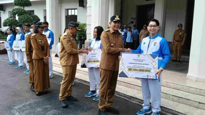 Wali Kota Malang, Wahyu Hidayat Berikan Bonus kepada Atlet Berprestasi Porprov IX Jatim 2025, Senin (29/9/2025).