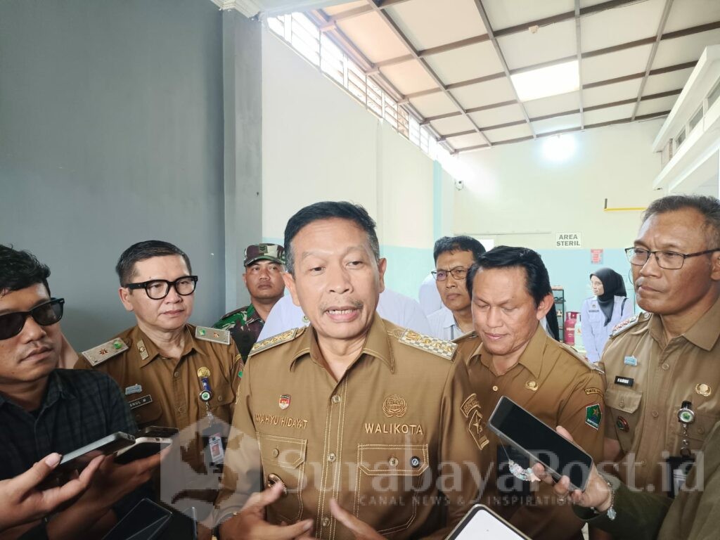 Wali Kota Wahyu Hidayat memberikan keterangan kepada wartawan usai meninjau SPPG di Kedungkandang