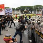 SIMULASI: Ratusan massa melakukan unjuk rasa dengan konten provokatif yang diposting di media sosial.