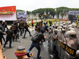 SIMULASI: Ratusan massa melakukan unjuk rasa dengan konten provokatif yang diposting di media sosial.