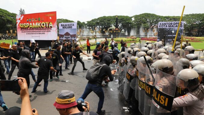 SIMULASI: Ratusan massa melakukan unjuk rasa dengan konten provokatif yang diposting di media sosial.