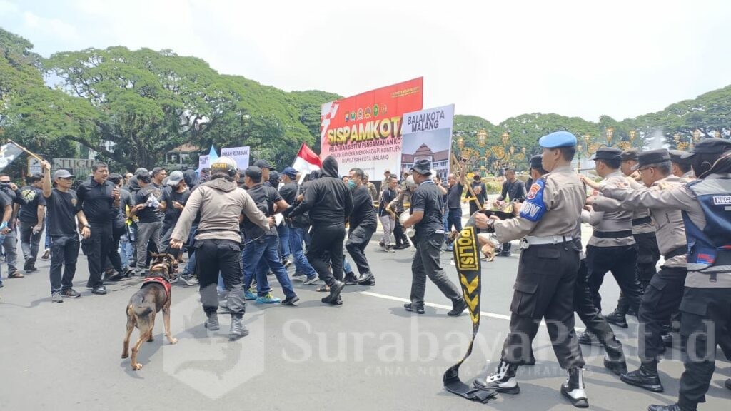 Dengan menggunakan anjing K9, petugas berhasil menghalau massa