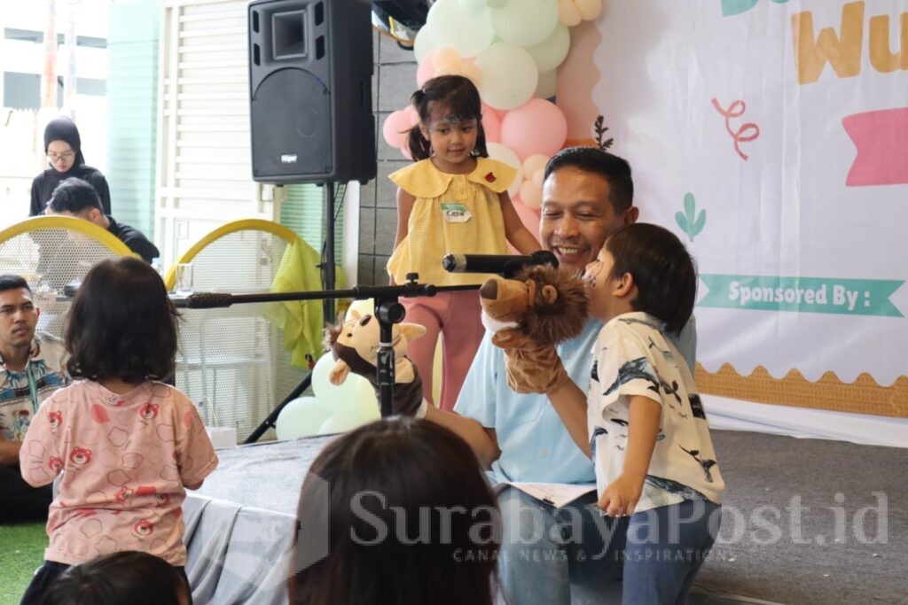 Dengan gaya bercerita yang ekspresif dan interaktif, Wahyu Hidayat berhasil memancing tawa dan antusiasme anak-anak yang duduk di depan panggung. (Sumber Prokompim).