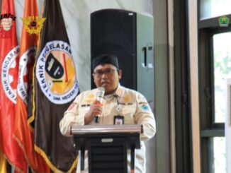 Kepala Satpol PP Kota Malang, Heru Mulyono saat memberikan arahan kepada para siswa SMK Negeri 10 Kota Malang. (Foto- Diskominfo)