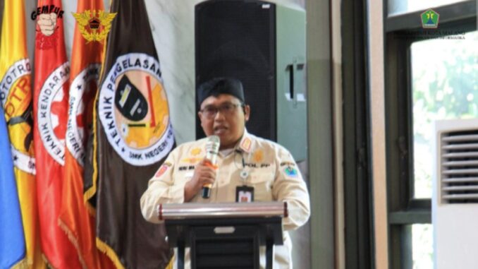 Kepala Satpol PP Kota Malang, Heru Mulyono saat memberikan arahan kepada para siswa SMK Negeri 10 Kota Malang. (Foto- Diskominfo) Kepala Satpol PP Kota Malang, Heru Mulyono saat memberikan arahan kepada para siswa SMK Negeri 10 Kota Malang. (Foto- Diskominfo)