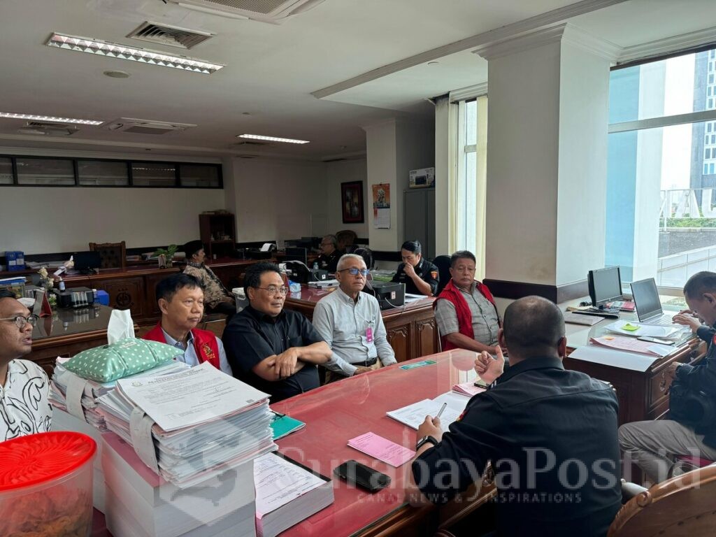 Dalam proses pelimpahan, kedua tersangka didampingi Kuasa hukumnya. (ist).