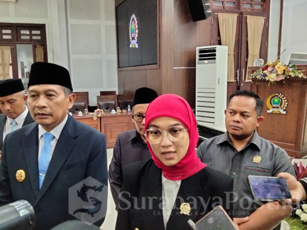 Ketua DPRD Kota Malang, Amithya Ratnanggani Sirraduhita bersama Walikota Wahyu Hidayat memberikan keterangan kepada wartawan