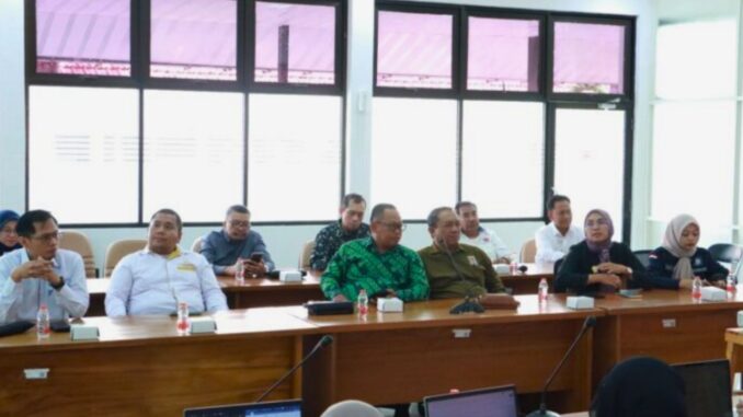 Ketua DPW Deprindo Jarim Jarot Warjito (tengah baju hijau) saat menghadiri kegiatan Sosialisasi Klinik PKP di Surabaya (Foto: istimewa.)
