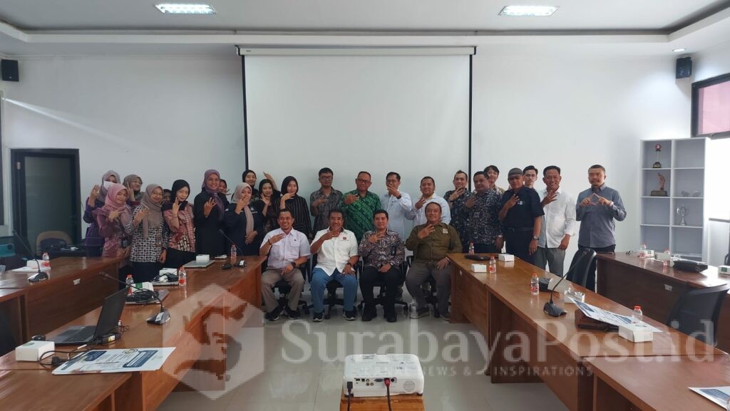 Jarot Warjito, pose bersama peserta kegiatan Sosialisasi Klinik PKP di Surabaya (Foto: istimewa).