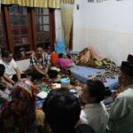 Wali Kota Malang, Dr. Ir. Wahyu Hidayat, M.M., menjenguk salah satu santri korban musibah di Pondok Pesantren Al Khoziny, Sidoarjo, minggu (5/10/2025) malam. (Sumber Prokompim).