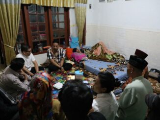 Wali Kota Malang, Dr. Ir. Wahyu Hidayat, M.M., menjenguk salah satu santri korban musibah di Pondok Pesantren Al Khoziny, Sidoarjo, minggu (5/10/2025) malam. (Sumber Prokompim).