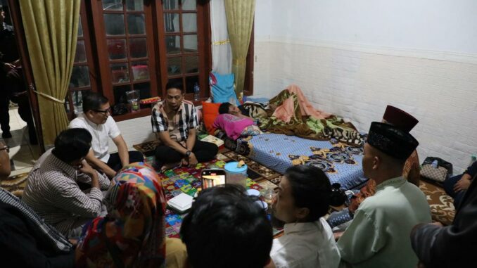 Wali Kota Malang, Dr. Ir. Wahyu Hidayat, M.M., menjenguk salah satu santri korban musibah di Pondok Pesantren Al Khoziny, Sidoarjo, minggu (5/10/2025) malam. (Sumber Prokompim).
