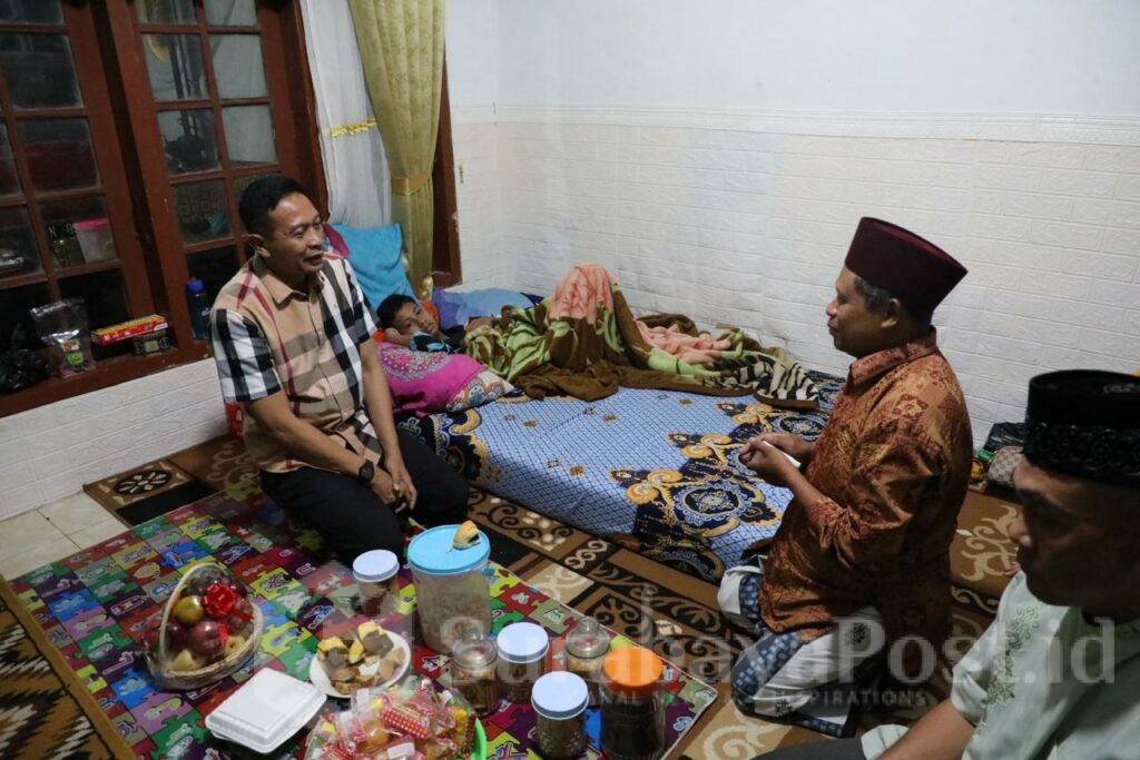 Wali Kota Malang, Dr. Ir. Wahyu Hidayat, M.M., menjenguk salah satu santri korban musibah di Pondok Pesantren Al Khoziny, Sidoarjo, minggu (5/10/2025) malam. (Sumber Prokompim).