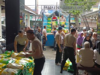 Polsek Kedungkandang Bantu Ringankan Beban Ekonomi Warga dengan Beras Murah, Senin (6/10/2025).