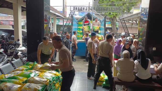 WhatsApp Image 2025-10-06 at 16.53.11 Polsek Kedungkandang Bantu Ringankan Beban Ekonomi Warga dengan Beras Murah, Senin (6/10/2025).