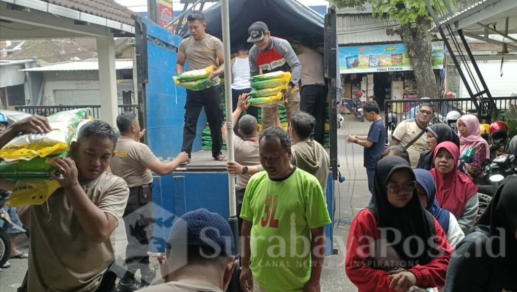 Warga Kedungkandang sangat antusias dengan operasi pasar murah yang digelar Polsek Kedungkandang.