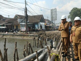 Walikota Malang, Wahyu Hidayat Tinjau Proyek Pelebaran Jembatan Kiai Malik Dalam, Selasa 7 Oktober 2025. (Sumber Prokompim).