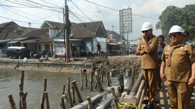 Walikota Malang, Wahyu Hidayat Tinjau Proyek Pelebaran Jembatan Kiai Malik Dalam, Selasa 7 Oktober 2025. (Sumber Prokompim).