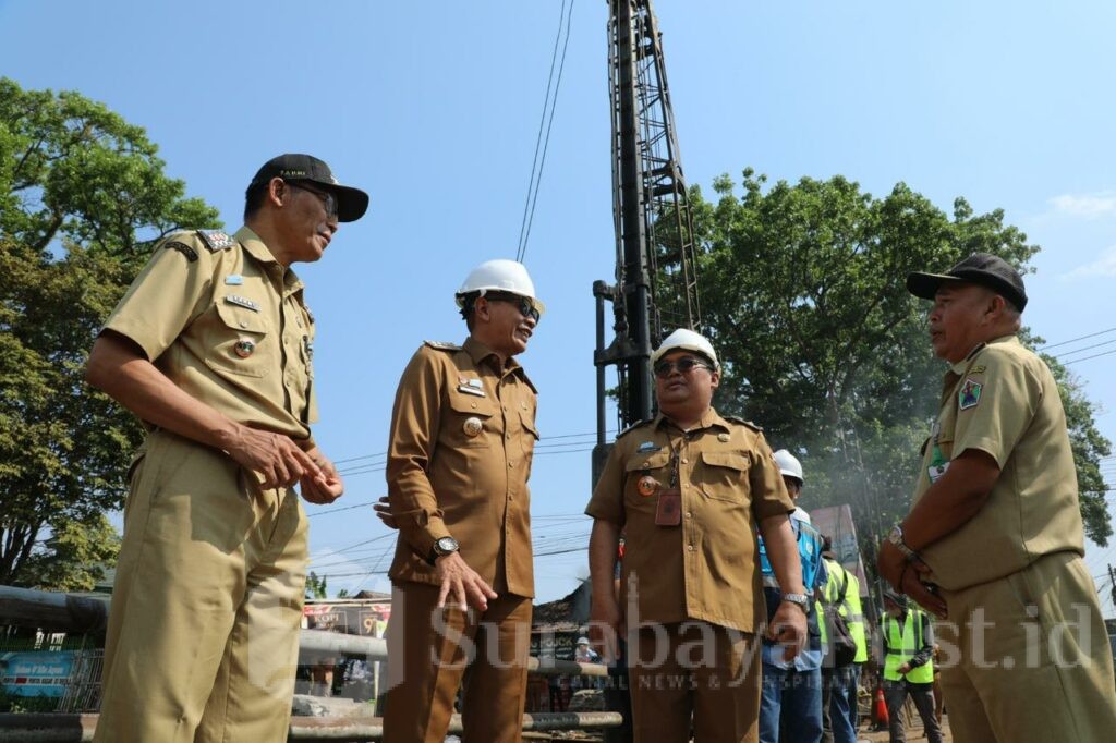 Walikota Malang, Wahyu Hidayat Tinjau Proyek Pelebaran Jembatan Kiai Malik Dalam, Selasa 7 Oktober 2025. (Sumber Prokompim).