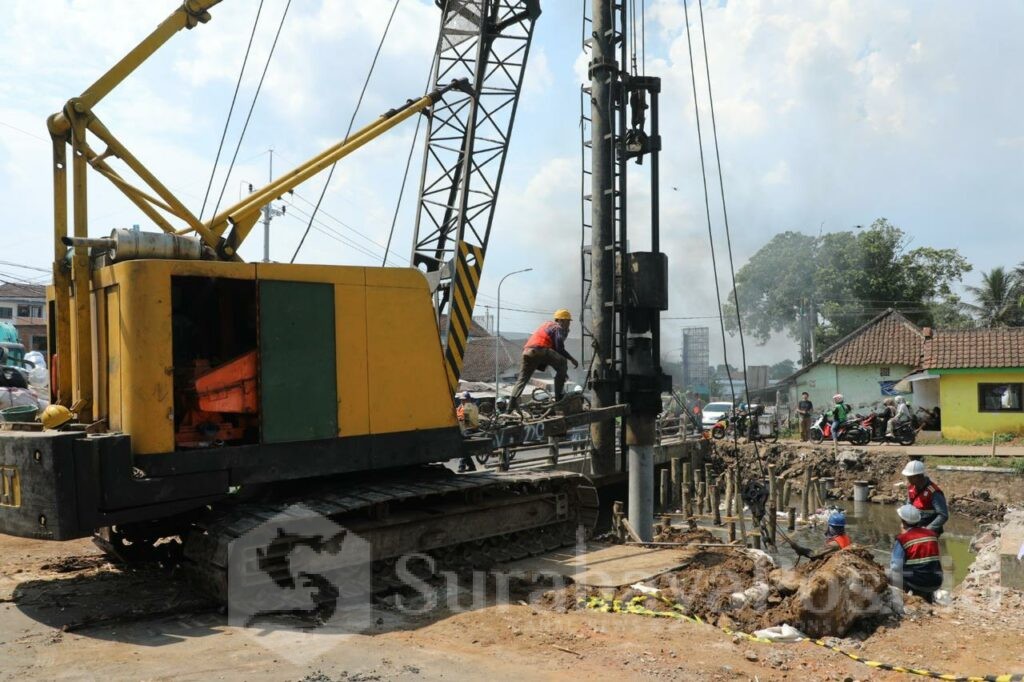 Walikota Malang, Wahyu Hidayat Tinjau Proyek Pelebaran Jembatan Kiai Malik Dalam, Selasa 7 Oktober 2025. (Sumber Prokompim).