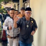 Yai Mim memenuhi panggilan Polresta Malang Kota didampingi kuasa hukumnya dan dikawal puluhan simpatisan, Selasa (7/10/2025).