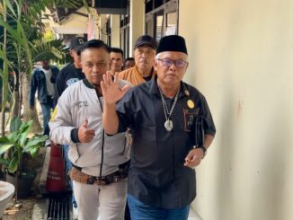 Yai Mim memenuhi panggilan Polresta Malang Kota didampingi kuasa hukumnya dan dikawal puluhan simpatisan, Selasa (7/10/2025).