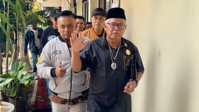 Yai Mim memenuhi panggilan Polresta Malang Kota didampingi kuasa hukumnya dan dikawal puluhan simpatisan, Selasa (7/10/2025).