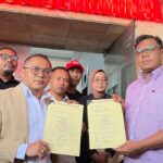 Kuasa hukum Yai Mim, Agustian Siagian dan Fahrudin Umasugi bersama tim saat mendampingi pelapor di Mapolresta Malang Kota, Selasa (7/10/2025).
