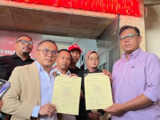 Kuasa hukum Yai Mim, Agustian Siagian dan Fahrudin Umasugi bersama tim saat mendampingi pelapor di Mapolresta Malang Kota, Selasa (7/10/2025).