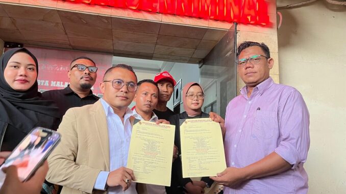 Kuasa hukum Yai Mim, Agustian Siagian dan Fahrudin Umasugi bersama tim saat mendampingi pelapor di Mapolresta Malang Kota, Selasa (7/10/2025).