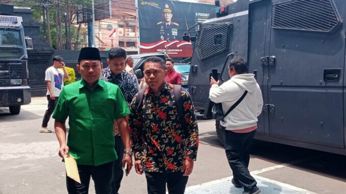Moh Zakki, kuasa hukum Sahara mendatangi Polresta Malang Kota untuk melaporkan Yai Mim atas dugaan pelecehan seksual, Rabu (8/10/2025) siang.
